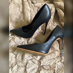Black Pumps